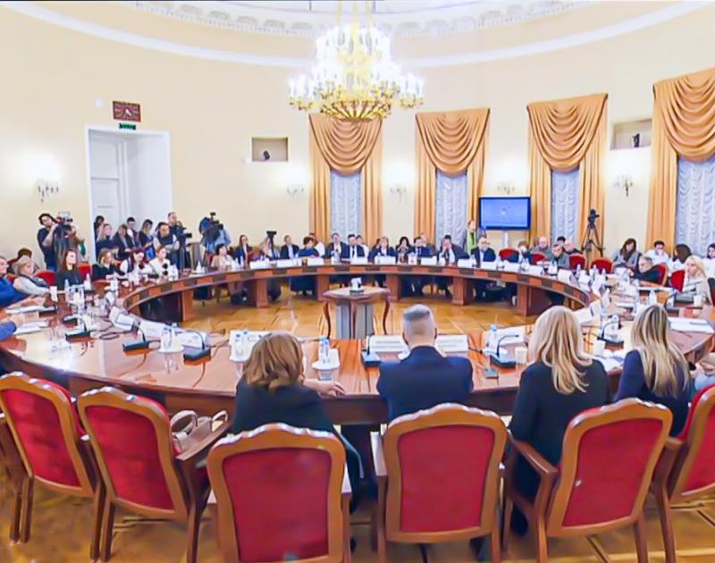 Ректор Университета Вернадского Елена Пе­вцова выступила с до­кладом на круглом ст­оле